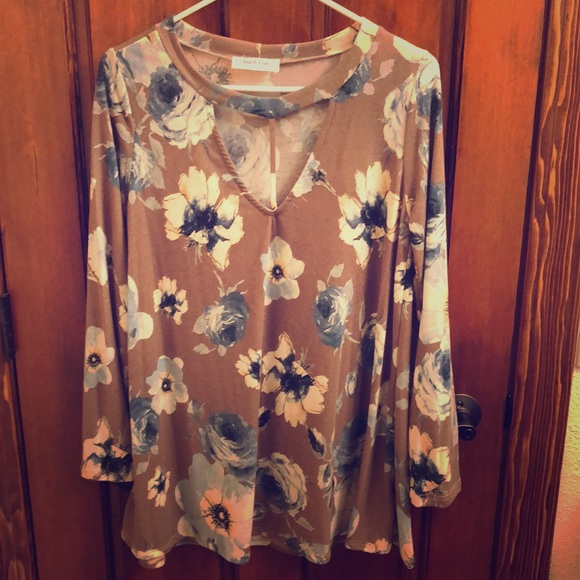 NEW Fall Long Sleeve Cut Out Flowered Top - Picture 2 of 2